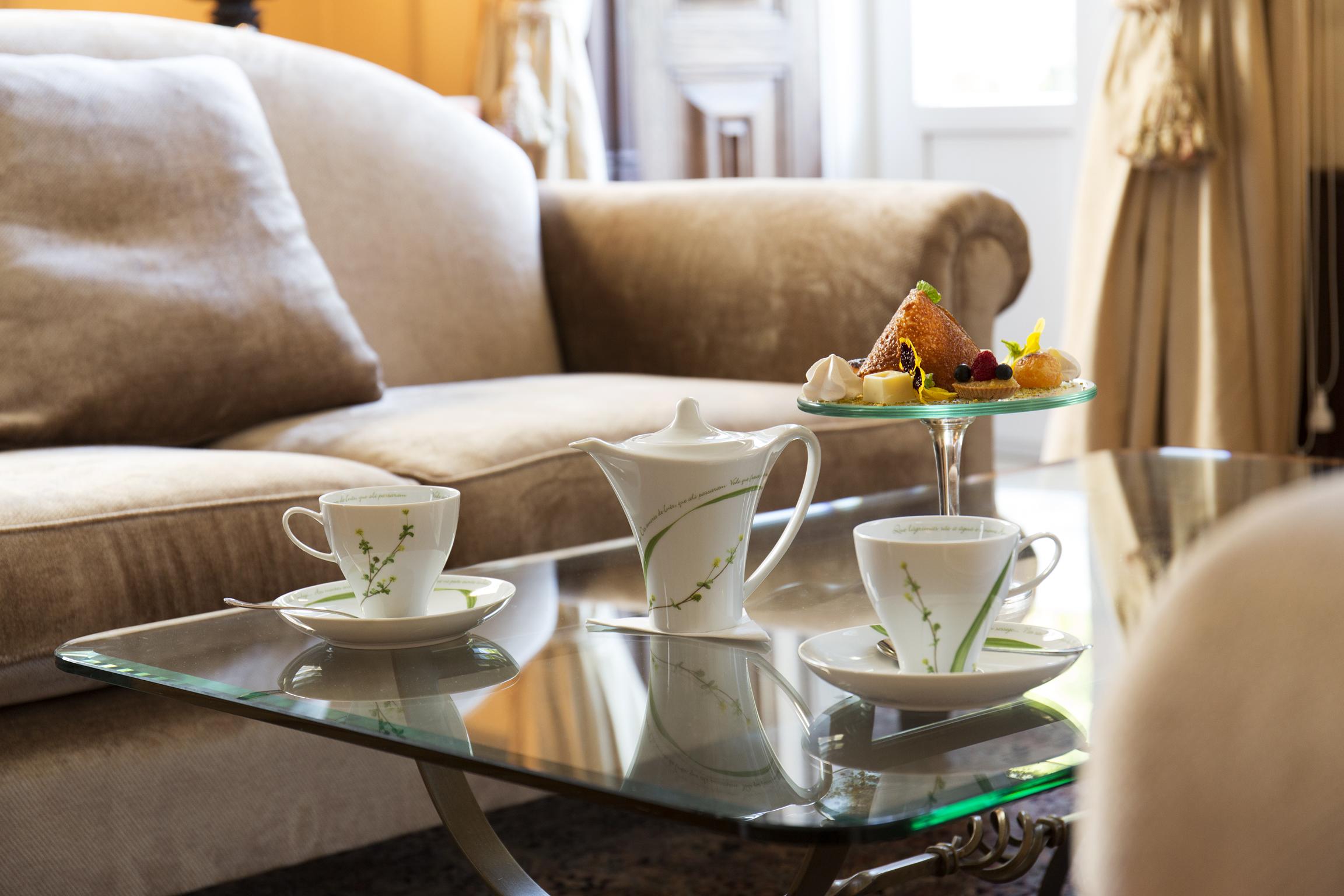 Hotel Quinta das Lagrimas - Small Luxury Hotels Coimbra Esterno foto Tea time at the hotel