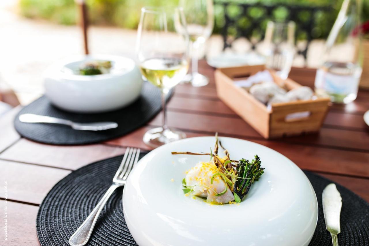 Hotel Quinta das Lagrimas - Small Luxury Hotels Coimbra Esterno foto A meal at the restaurant