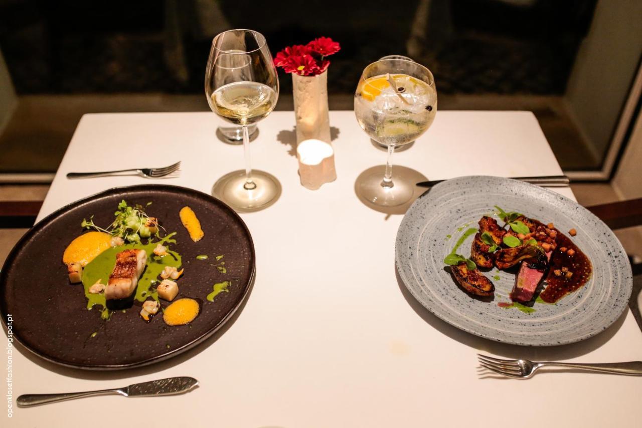 Hotel Quinta das Lagrimas - Small Luxury Hotels Coimbra Esterno foto Dinner at the restaurant