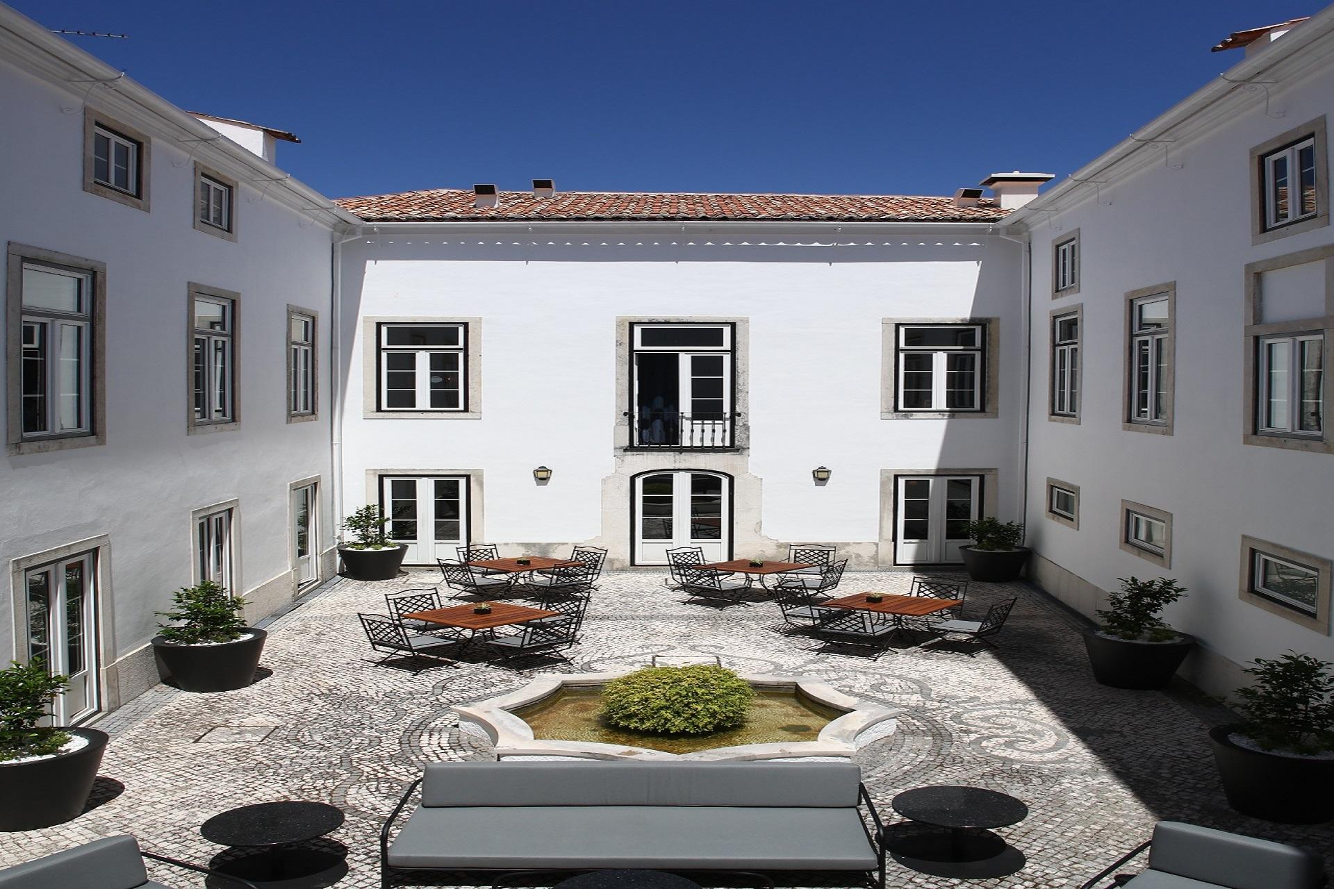 Hotel Quinta das Lagrimas - Small Luxury Hotels Coimbra Esterno foto The courtyard of the Pousada de Óbidos