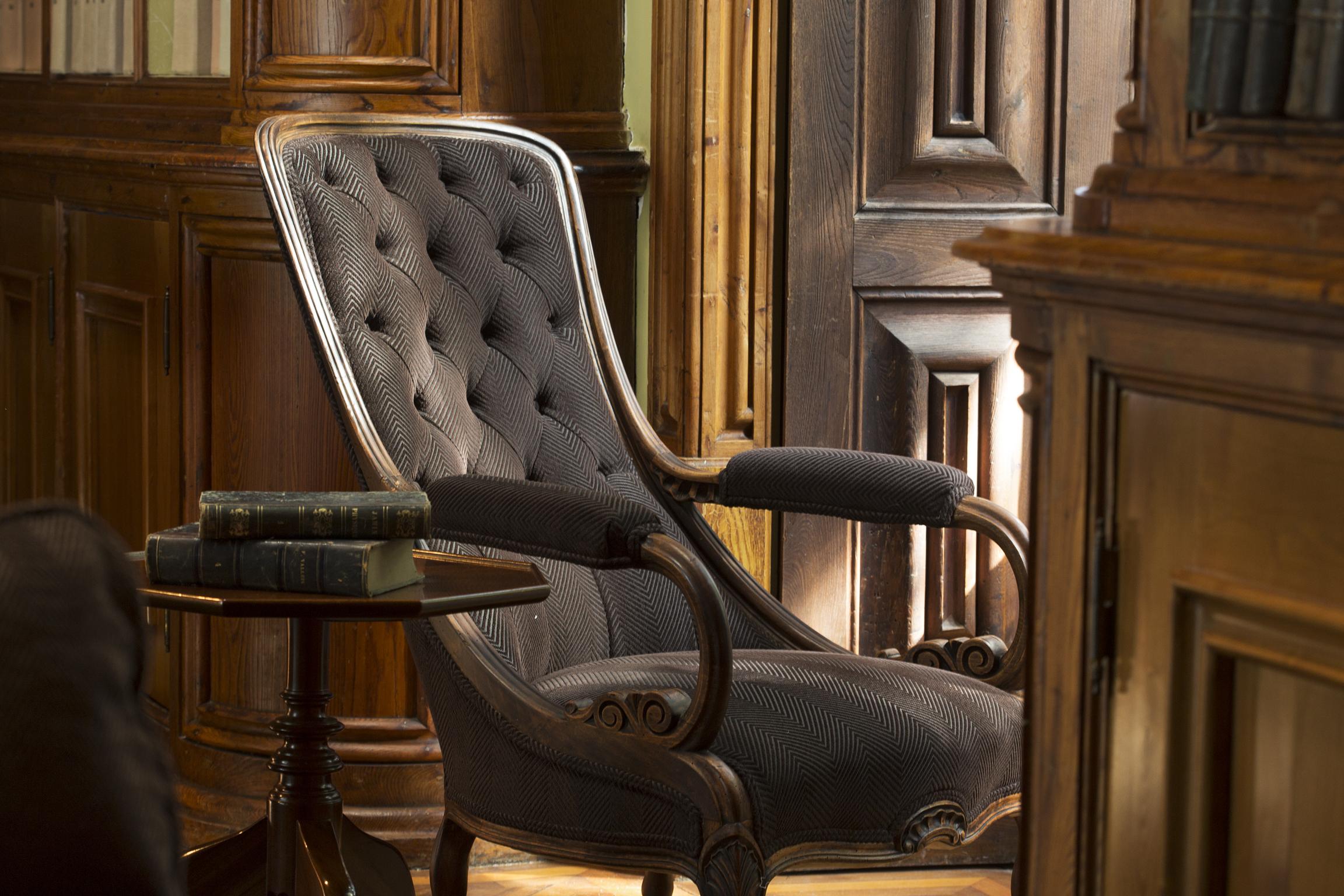 Hotel Quinta das Lagrimas - Small Luxury Hotels Coimbra Esterno foto A chair in the library